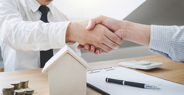 What Are the Differences Between an FHA Loan and a Conventional Real Estate Loan?